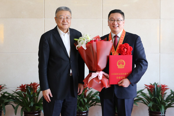 牛书记与韩莽合影小图 牛书记与韩莽合影小图